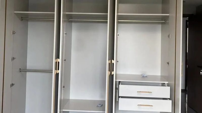 小户型空间中，家具的收纳功能尤为重要。在选择定制家具时，可考虑以下多功能家具：